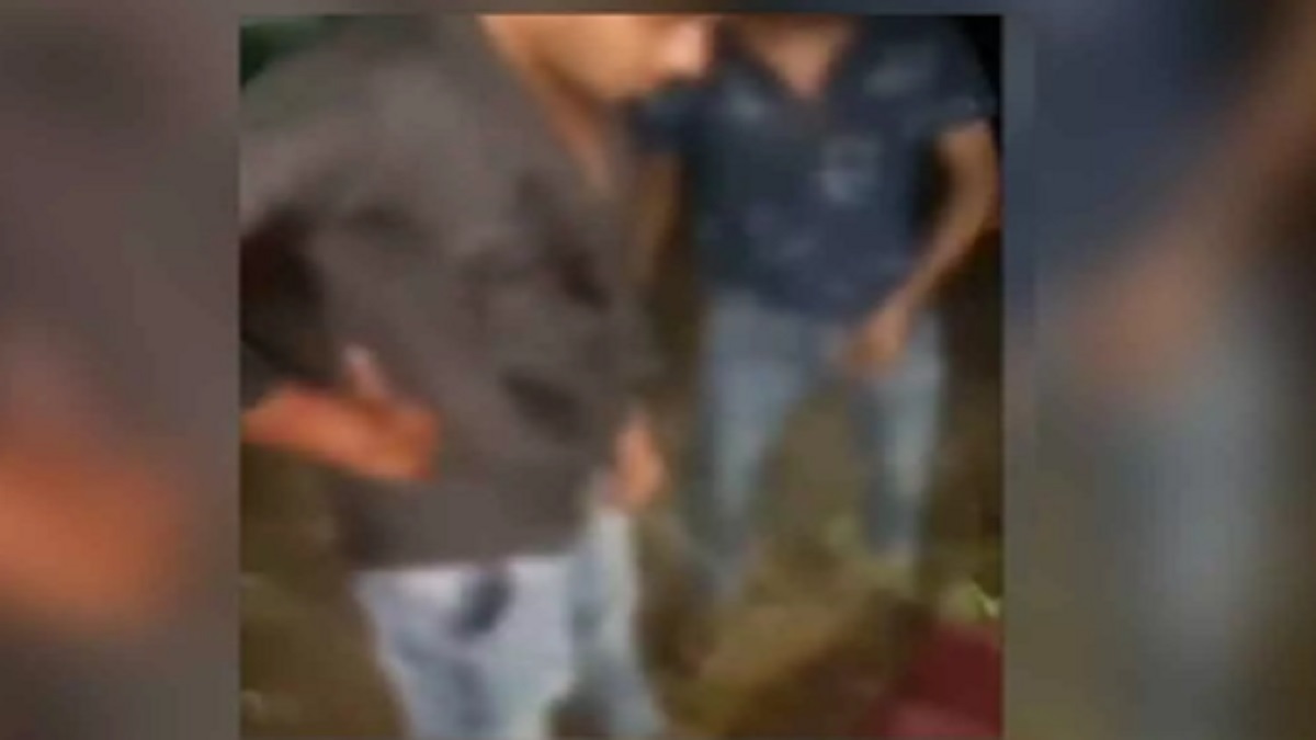 Viral Video: आंध्र प्रदेश में दलित युवक को बेरहमी से पीटा, बेसुध हुआ तो बदमाशों ने चेहरे पर किया पेशाब