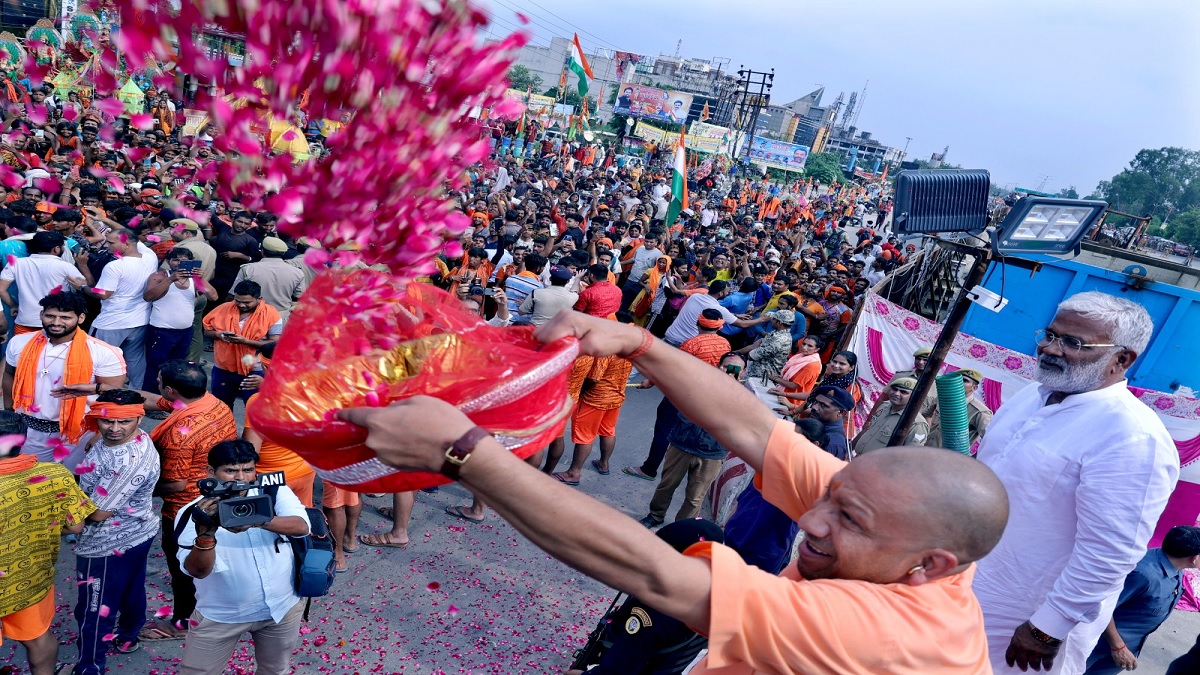UP: मेरठ-दिल्ली हाइवे पर CM ने कांवड़ियों पर की पुष्पवर्षा, शिवभक्तों ने किया योगी-योगी का उद्घोष