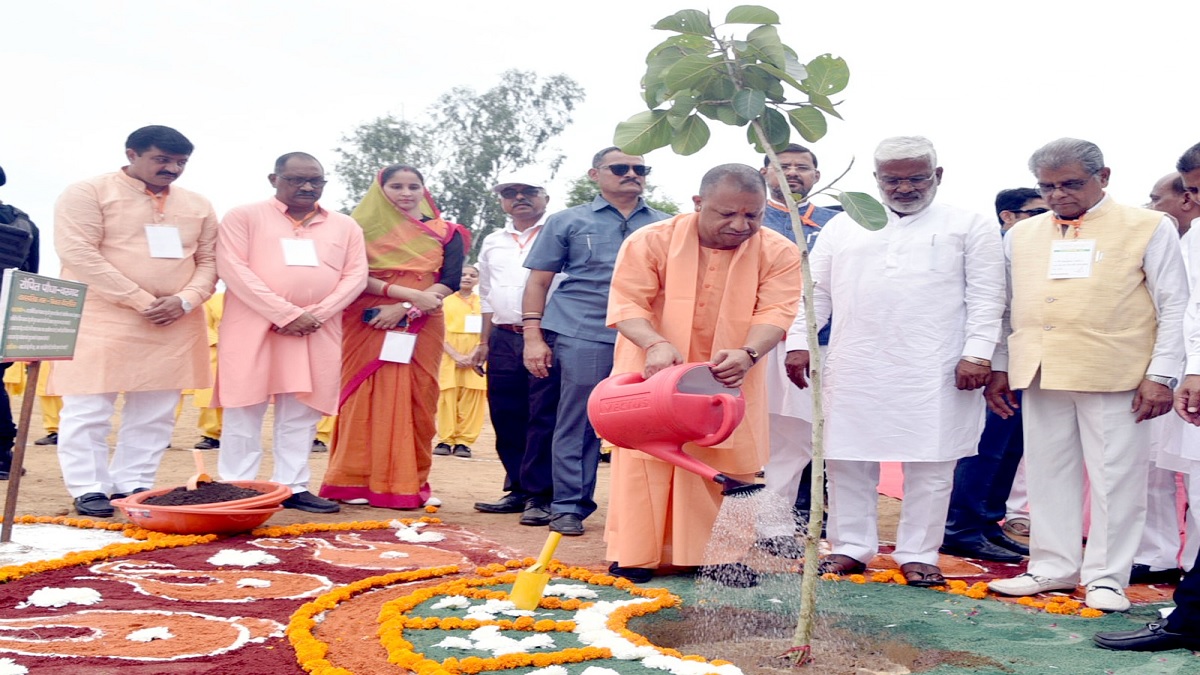 Uttar Pradesh: गंगा किनारे कल्पवृक्ष रोपकर CM योगी ने किया वृक्षारोपण महाभियान का शुभारंभ