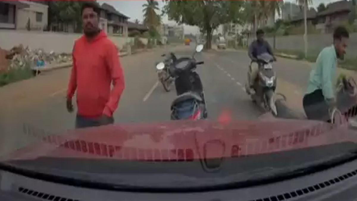 Bengaluru Road Rage Video: बाइकर्स की दंबगई, कार सवार ने बजाया हॉर्न तो की गाली गलौज, गाड़ी को भी पहुंचाया नुकसान