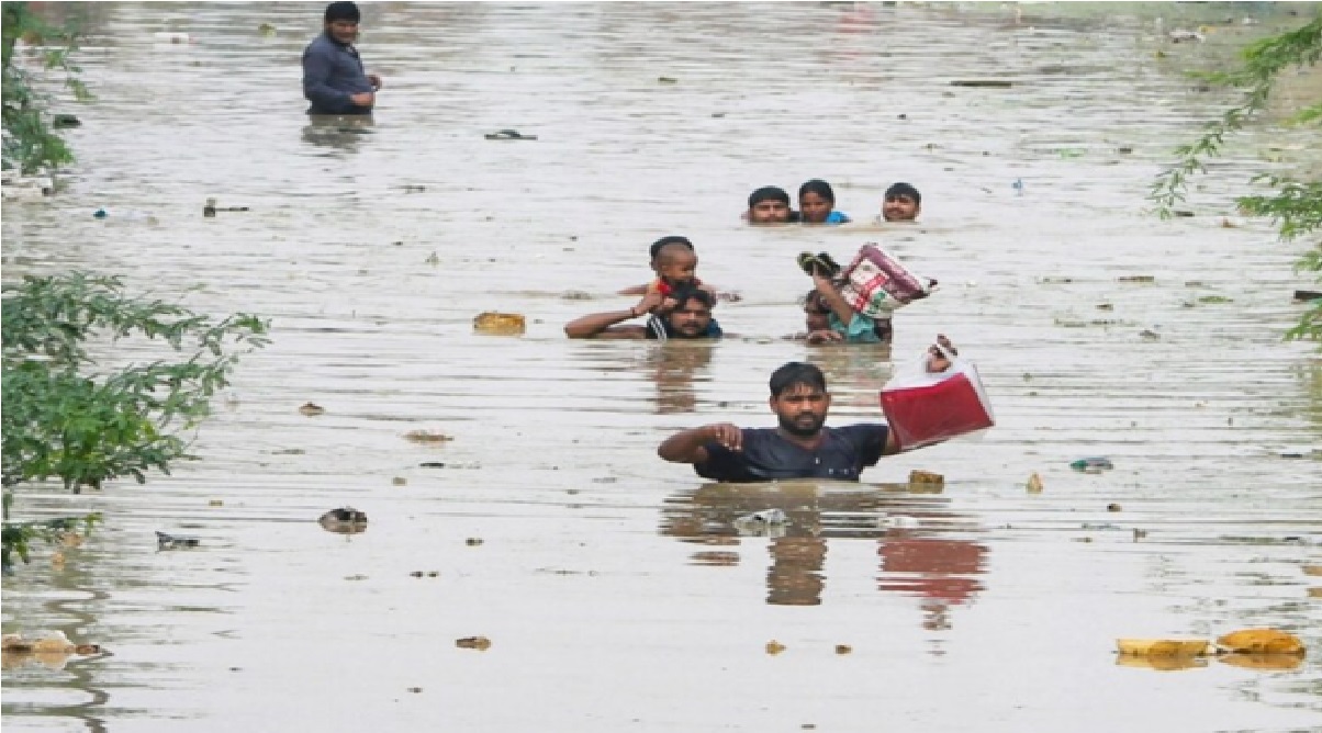Delhi Flood: दिल्ली में जलभराव की वजह से हुआ बड़ा हादसा, बारिश के पानी में नहाने गए 3 बच्चों की मौत