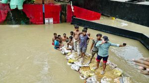 Flood And Rain: दिल्ली पर फिर गहराया बाढ़ का खतरा, हथिनीकुंड से छोड़ा गया 2 लाख क्यूसेक पानी, मुंबई और आसपास जमकर बारिश