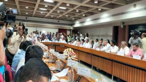 Delhi: मानसून सत्र को लेकर पार्लियामेंट में सर्वदलीय बैठक हुई शुरू, एक हॉल में दिखाई दिए INDIA और NDA