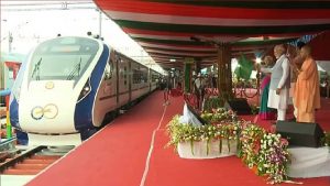 PM Modi Gorakhpur Visit: पीएम मोदी ने वंदे भारत ट्रेन को दिखाई हरी झंडी, यात्रियों से भी की बात