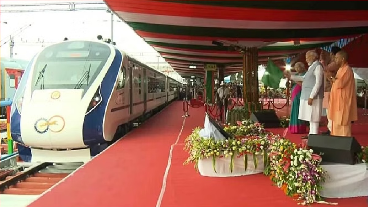 PM Modi Gorakhpur Visit: पीएम मोदी ने वंदे भारत ट्रेन को दिखाई हरी झंडी, यात्रियों से भी की बात