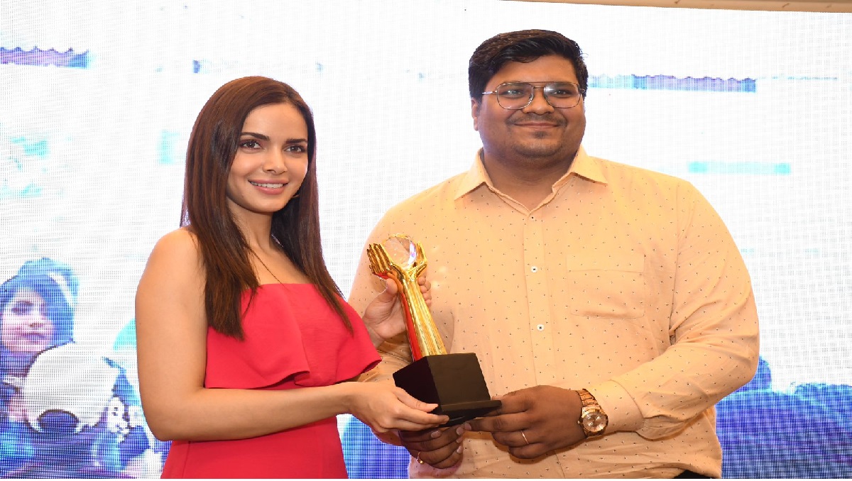 Best Astrologer Award: एस्ट्रोलॉजर शिवम गोयल को मिला बेस्ट एस्ट्रोलॉजर अवार्ड, बॉलीवुड अभिनेत्री शहनाज पद्मसी ने किया प्रदान 