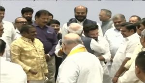 Chirag Paswan: एनडीए की बैठक में चिराग ने पीएम मोदी के छूए पैर, तो प्रधानमंत्री ने गले लगाकर जताया अपना स्नेह
