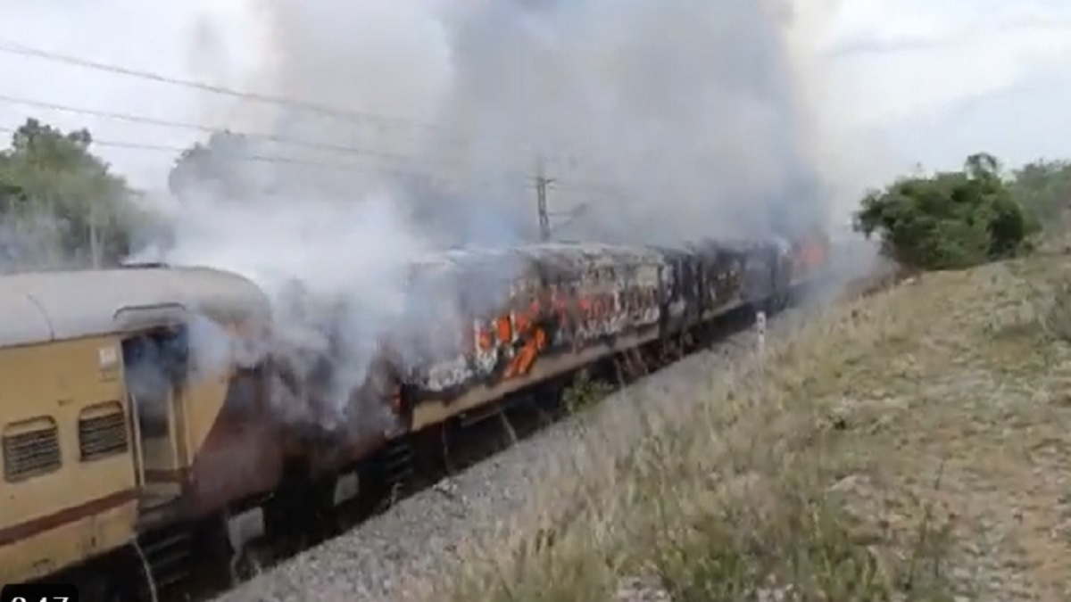 Telangana: तेलंगाना के यादाद्री में ‘द बर्निंग ट्रेन’, फलकनुमा एक्सप्रेस की कई बोगी धूं-धूं कर जली