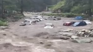 Rains Play Havoc: हिमाचल से दिल्ली तक बारिश का कहर, सड़क-पुल और गाड़ियां बहीं, 34 लोगों की मौत