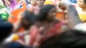 Atrocity In West Bengal: बंगाल के मालदा में भीड़ ने आदिवासी महिलाओं को जमकर पीटा, निर्वस्त्र करने का भी आरोप, बीजेपी का ममता पर निशाना