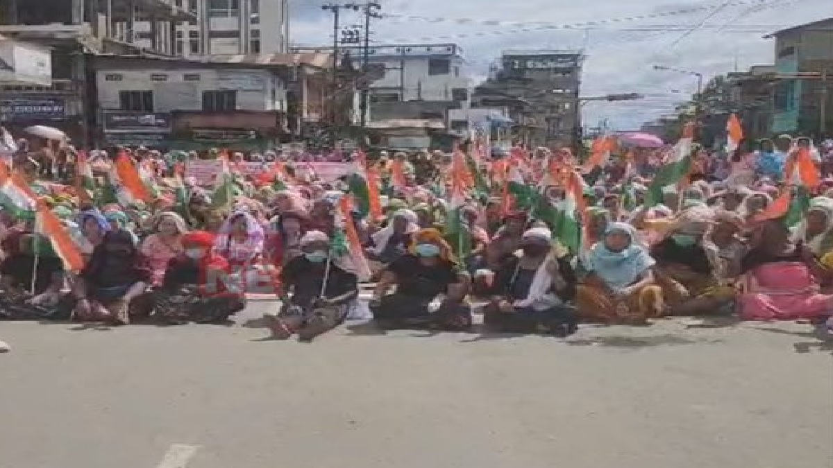 Manipur Violence: मणिपुर की राजधानी इंफाल में महिलाओं का प्रदर्शन, आगजनी की कोशिश, निर्वस्त्र-रेप मामले में एक और गिरफ्तार