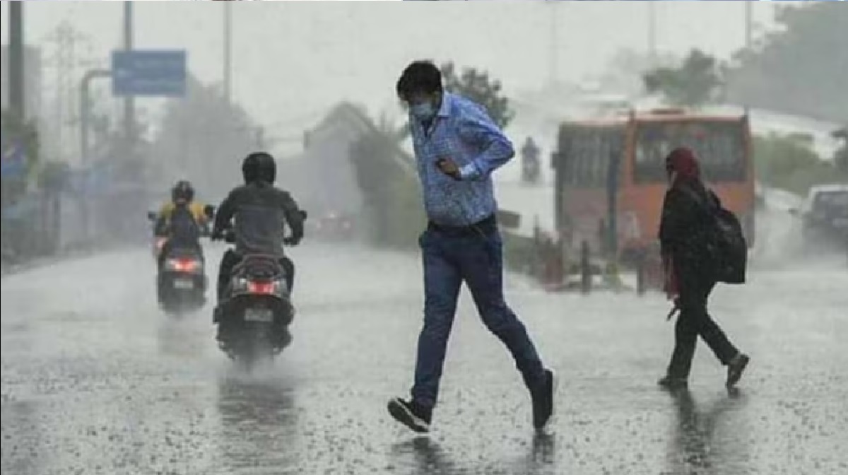 Monsoon Alert: मौसम ने बदला रुख, गुजरात में जल प्रलय, उत्तराखंड में यलो अलर्ट; बदरीनाथ नेशनल हाइवे भी पड़ा ठप्प
