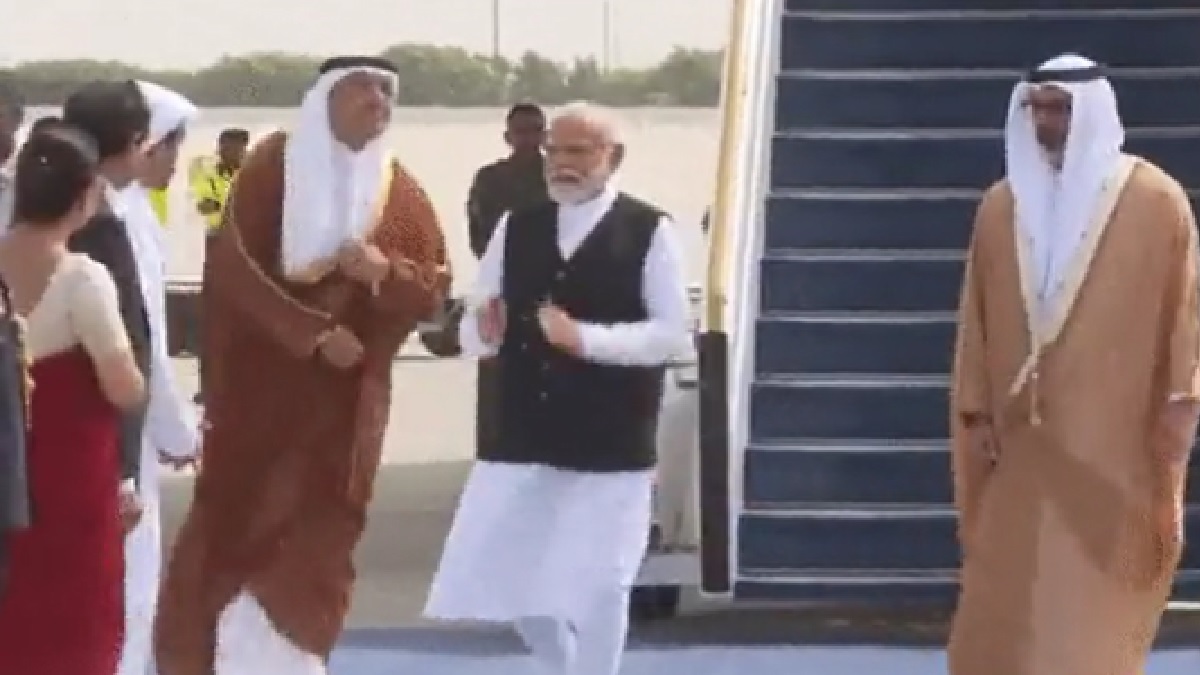 Modi In UAE: अपने 5वें यूएई दौरे पर अबु धाबी पहुंचे पीएम मोदी तो तिरंगे के रंग में रंगा बुर्ज खलीफा, हो सकते हैं कई बड़े समझौते