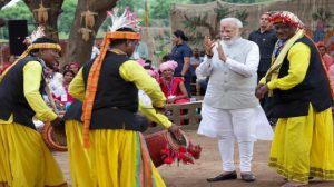 PM Modi: पकरिया में आदिवासी समुदाय के नेताओं से मिले पीएम मोदी, गिनाई अपनी सरकार की उपलब्धियां, विपक्षियों की भी लगाई क्लास
