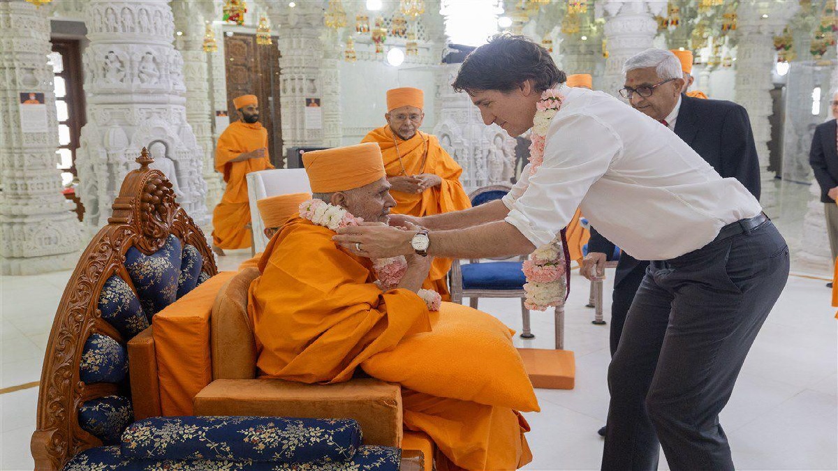 Trudeau Visits Swaminarayan Temple: बीएपीएस स्वामीनारायण मंदिर पहुंचे कनाडा के पीएम जस्टिन ट्रूडो, स्वामीश्री से धर्म पर की चर्चा