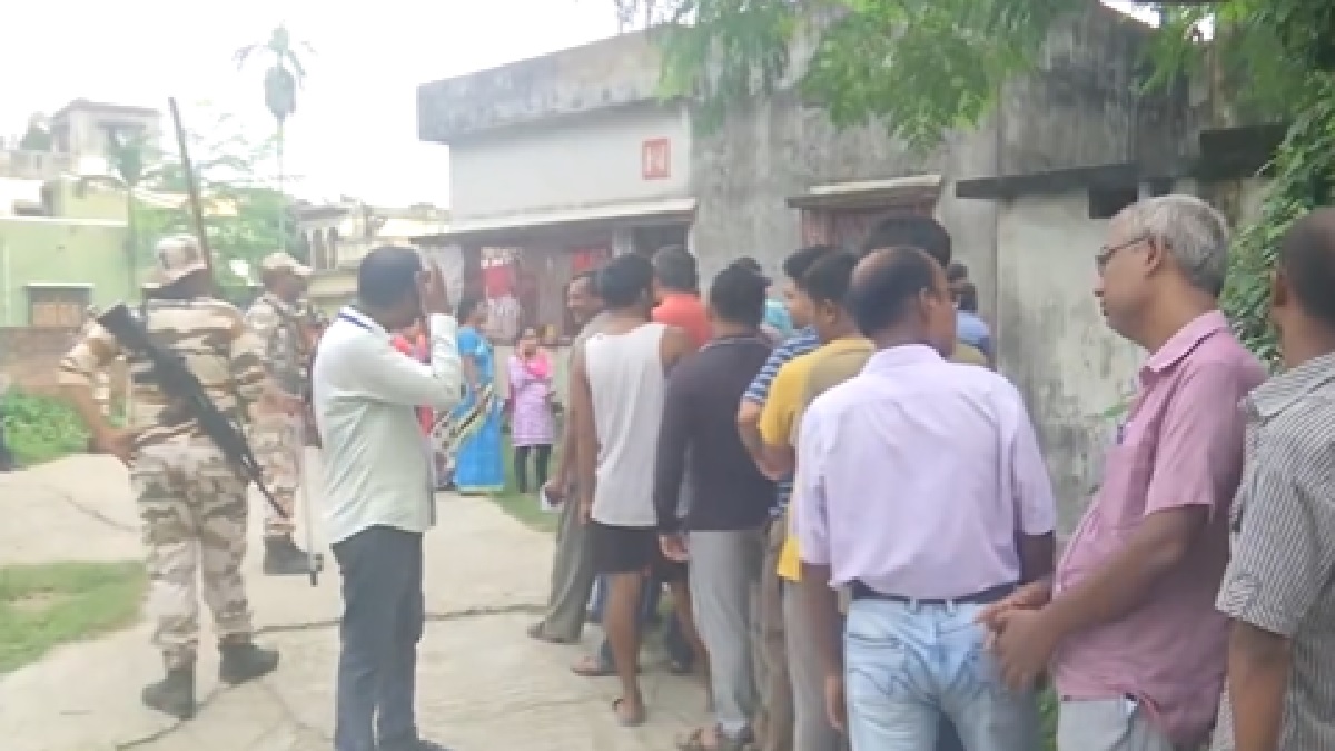 West Bengal Panchayat Election: कड़ी सुरक्षा में पश्चिम बंगाल के 697 बूथ पर पंचायत चुनाव का पुनर्मतदान जारी, दिग्विजय का ममता पर निशाना