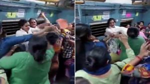 Kolkata Local Train Fight Video: कोलकाता की लोकल ट्रेन में महिलाओं का दंगल, एक-दूसरे पर बरसाए चप्पल और घूंसे