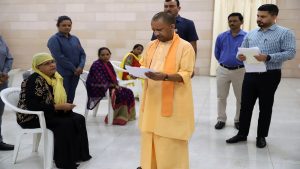 Lucknow: जनता दर्शन में सीएम योगी ने सुनीं 180 लोगों की समस्याएं, कहा- समाधान में कोताही हरगिज ना करें