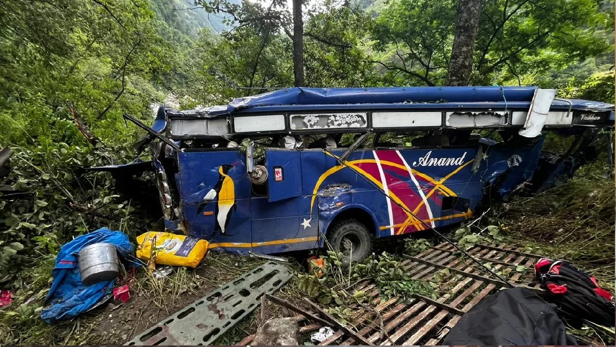 Uttarakhand: उत्तरकाशी में बड़ा सड़क हादसा, खाई में पलटी यात्रियों से भरी बस, 7 की मौत