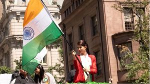 Jacqueline Fernandez Pics: न्यूयॉर्क में 41वें भारत दिवस परेड का हिस्सा बनी जैकलीन फर्नांडिस, लाल सुर्ख साड़ी पहन हाथों में पकड़े दिखी तिरंगा