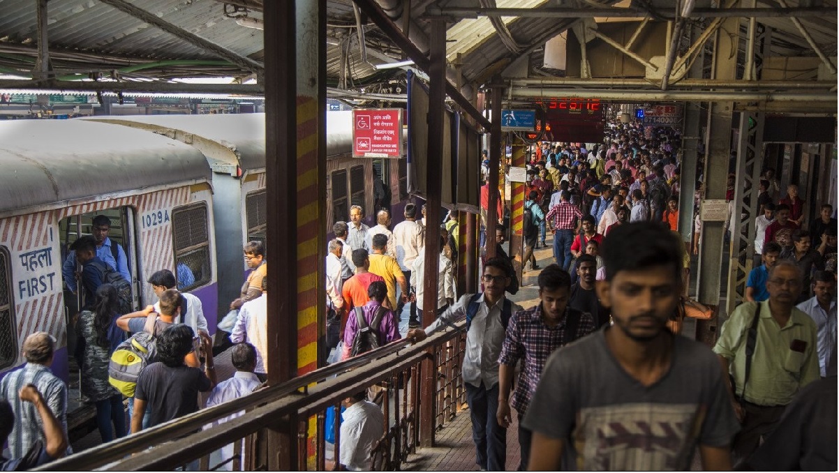 Mumbai: मुंबई के दादर स्टेशन पर सनसनीखेज वारदात, छेड़छाड़ के बाद शराबी ने महिला यात्री को चलती ट्रेन से फेंका
