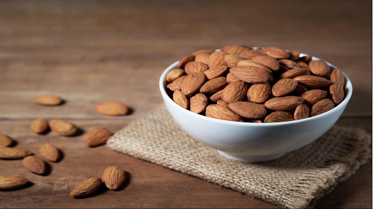 Almonds: शरीर में कैंसर को पैदा कर सकता है बादाम!, जानिए क्या है खाने का सही तरीका