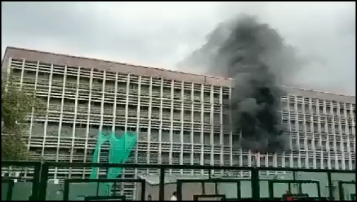 Delhi: दिल्ली के एम्स में लगी आग, 6 दमकल गाड़ियां मौके पर मौजूद