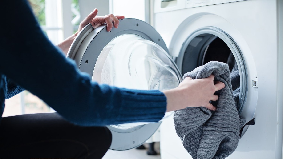 Washing Machine Tips: बालकनी में वॉशिंग मशीन रखने वाले लोग जान लें ये बातें, वरना होगा नुकसान