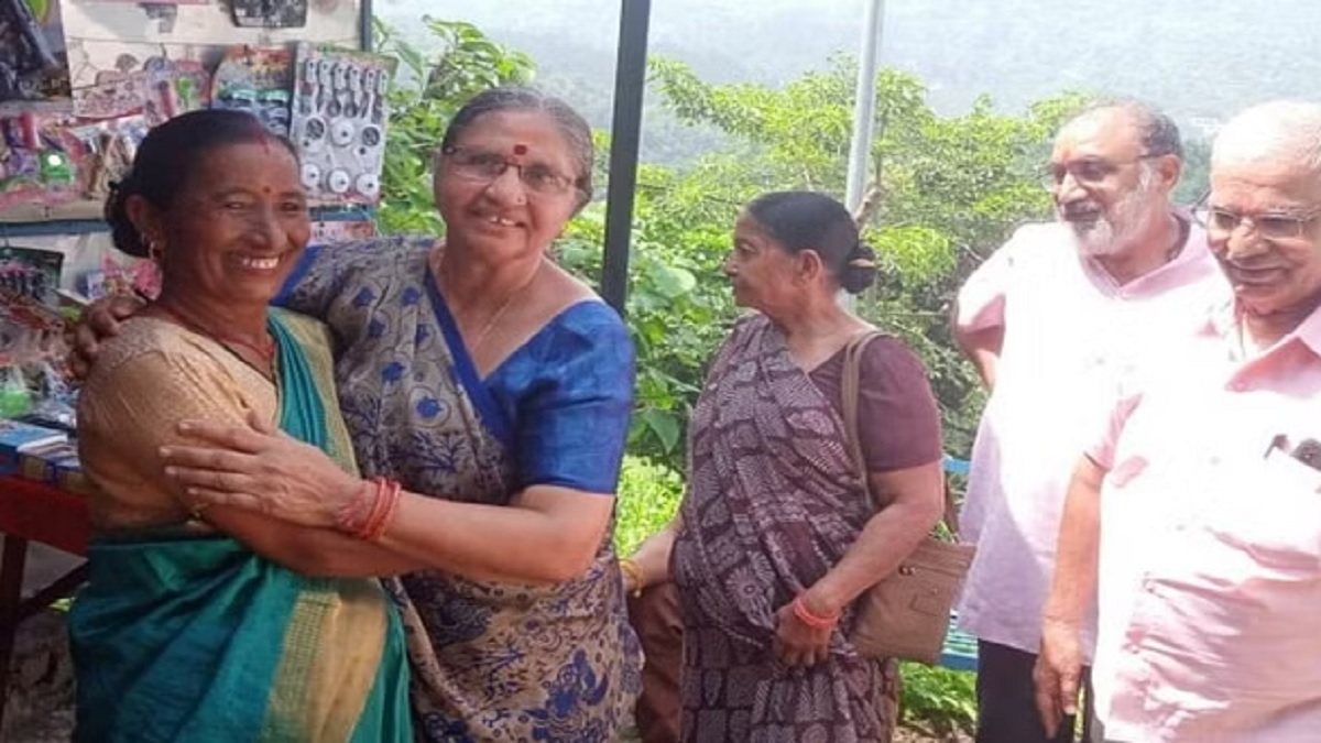 Uttarakhand: PM मोदी और सीएम योगी की बहनों में मुलाकात, मुस्कुराते हुए मिले गले, Viral हुआ वीडियो