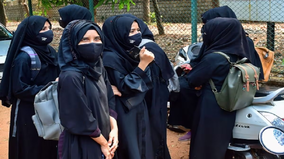 Hijab Row: कर्नाटक के बाद मुंबई के कॉलेज में हिजाब को लेकर बवाल, छात्राओं ने कॉलेज के बाहर किया विरोध प्रदर्शन