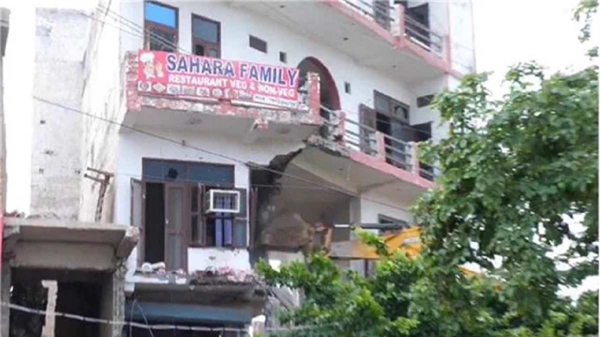 Haryana Nuh Violence: नूंह के जिस होटल से बरसे पत्थर, अब बुलडोजर से किया मलबे में तब्दील