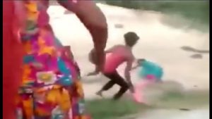 Rajasthan Viral Video: राजस्थान से महिलाओं के साथ अत्याचार का एक और वीडियो वायरल, डंडों से पीटते रहे युवक, मची चीख पुकार