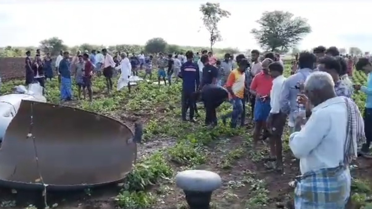 Plane Crash: कर्नाटक में खेतों में क्रैश हुआ DRDO का तपस मानव रहित विमान, दूर-दूर तक बिखरे पुर्जे