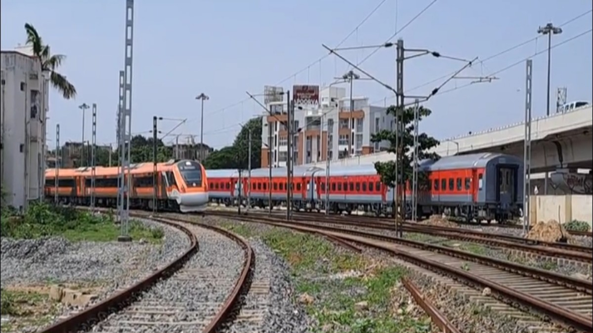 New Vande Bharat Train: नई 8 कोच वाली वंदे भारत ट्रेन का किया गया अनावरण, नारंगी और भूरे रंग का एक शानदार कॉम्बिनेशन देख मज़ा आ जाएगा