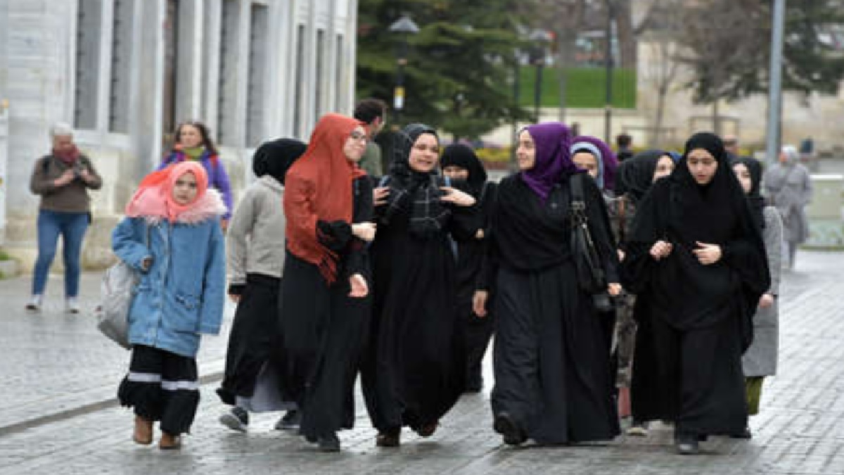 Abaya Banned In France: फ्रांस के सरकारी स्कूलों में हिजाब जैसा अबाया पहनने पर लगा बैन, पहले लगी थी हेडस्कार्फ पर रोक