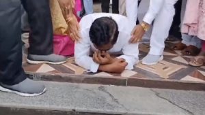 BRS Neta Weeps: किसी नेता को रोते देखा है कभी?, Video देखकर जानिए आखिर तेलंगाना में क्यों रो पड़े बीआरएस के ये नेताजी