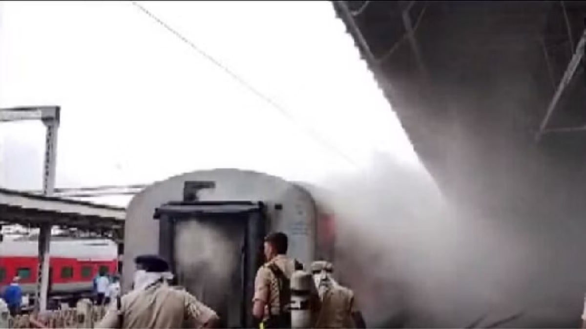 Fire In Udyan Express Train: मुंबई से बेंगलुरु पहुंची उद्यान एक्सप्रेस ट्रेन में लगी आग, यात्रियों में से कोई हताहत नहीं