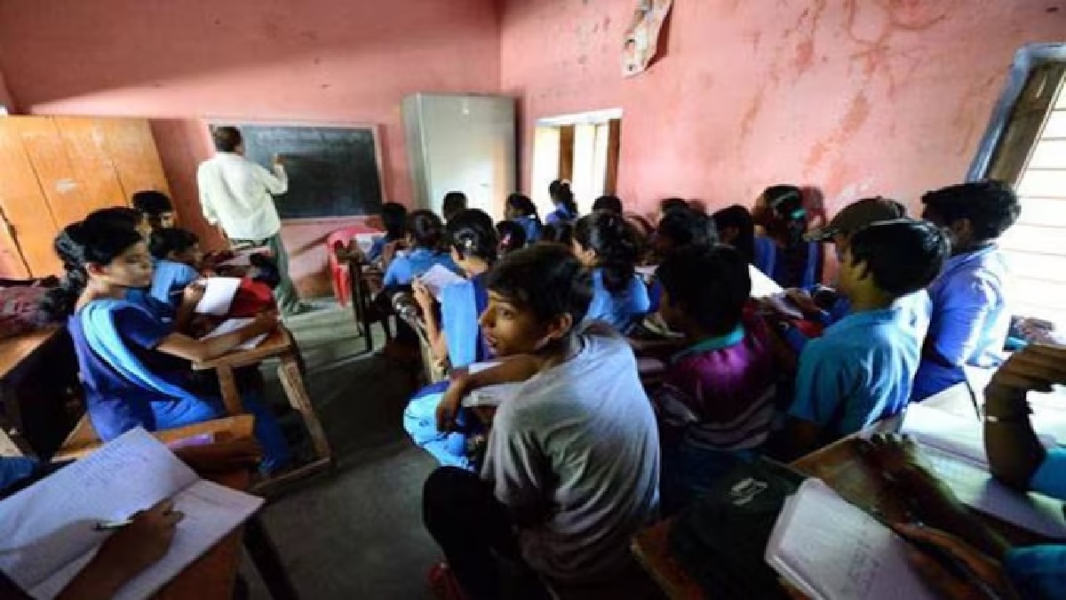 Bihar: चौतरफा घिरी नीतीश सरकार ने स्कूलों में छुट्टी घटाने का कदम खींचा वापस, सितंबर से दिसंबर तक फिर 23 दिन बंद रहेंगे विद्यालय