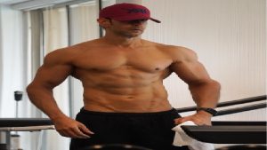 Hrithik Roshan: 6 पैक एब्स और शर्टलेस फोटो से ऋतिक रोशन ने जला दिया सोशल मीडिया, यूजर्स को बॉडी देख नहीं हो रहा उम्र का अंदाजा