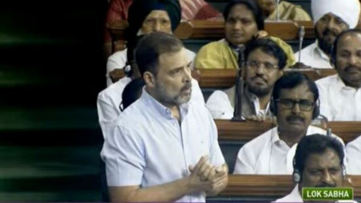 Rahul Gandhi: राहुल गांधी ने संसद से जाते समय महिला सांसदों को किया फ्लाइंग किस का इशारा ? 22 सांसदों ने गंभीर आरोप लगाते हुए स्पीकर से की शिकायत