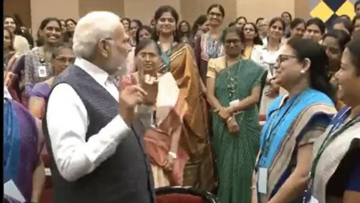 Modi with isro women scientists