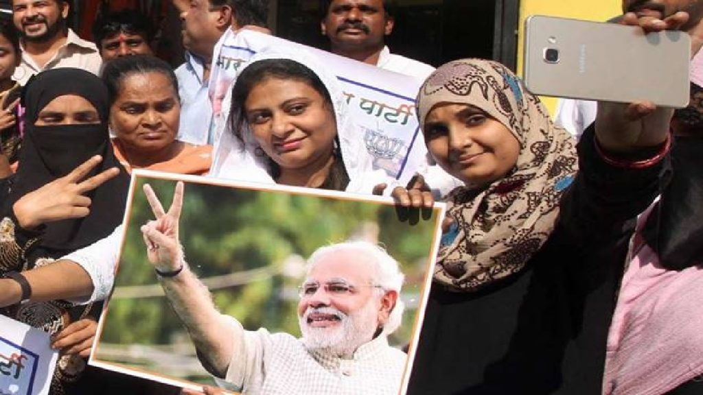 muslim women holding modi pic