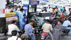 Pakistan: पाक में पेट्रोल-डीजल की कीमत 290 रुपए प्रति लीटर पार, जनता में मचा हाहाकार