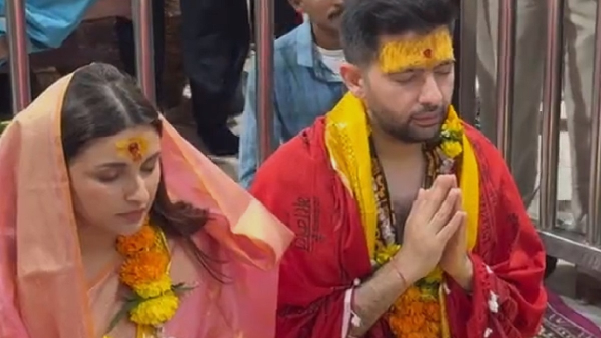 Parineeti-Raghav Video: सिर पर पल्लू, माथे पर चंदन… शादी से पहले महाकाल का आशीर्वाद लेने पहुंचे राघव-परिणीति, वीडियो वायरल