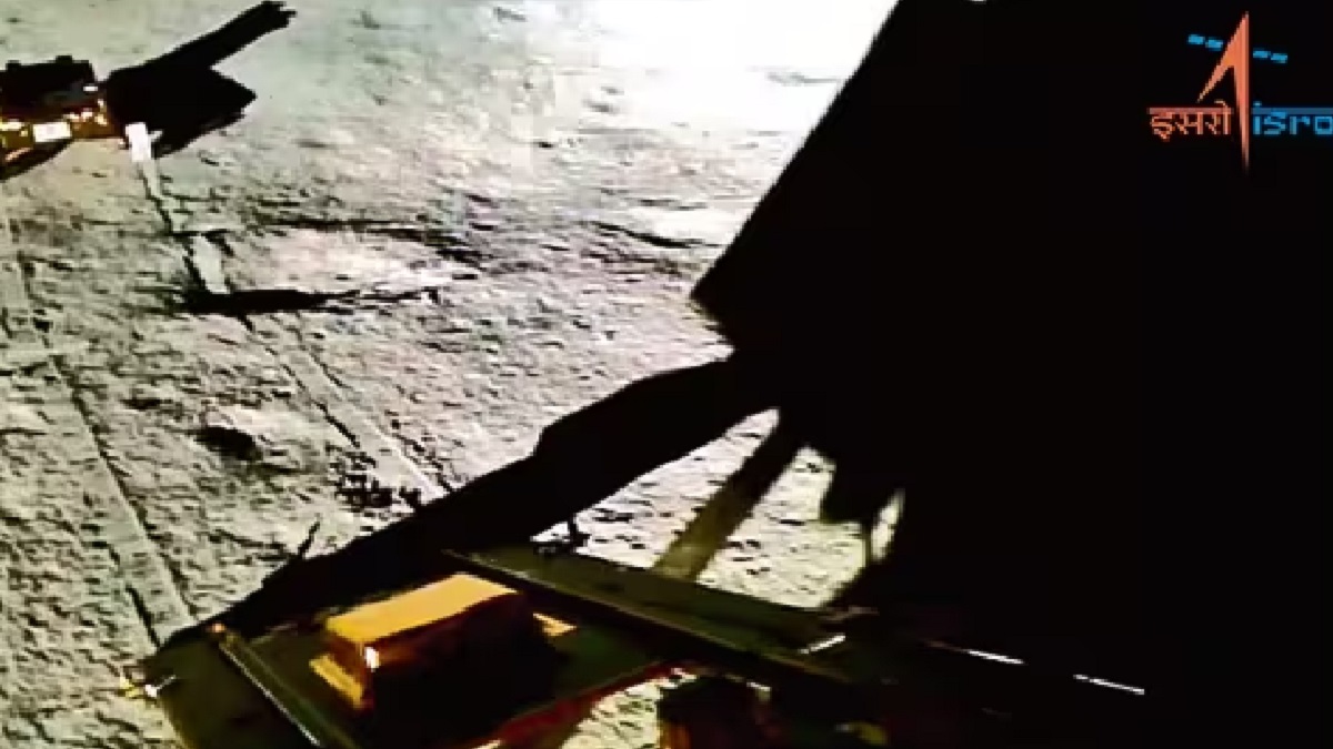 Chandrayaan- 3: चांद की सैर पर जाने से पहले प्रज्ञान ने ली विक्रम से इजाजत, कहा- ‘क्या मैं मूनवॉक के लिए जा सकता हूं…’, वीडियो वायरल
