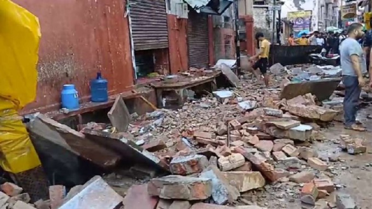 wall collapse in vrindavan
