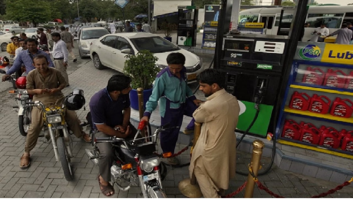 Pakistan: पाकिस्तान में रिकॉर्ड तोड़ रही महंगाई, पहली बार 300 रुपए के पार पहुंचे पेट्रोल-डीजल के दाम