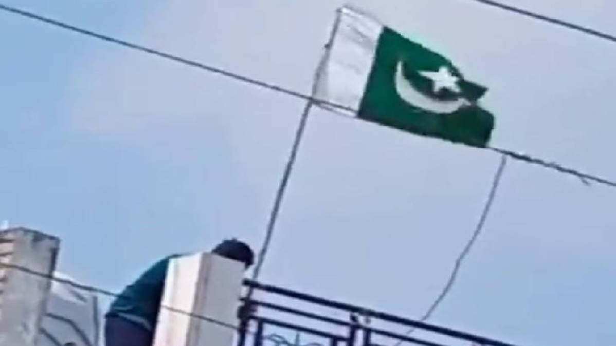 Pakistan flag hoisted at home moradabad