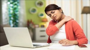 Back Pain: वर्क फ्रॉम होम में गर्दन और कमर दर्द से हो गया है बुरा हाल?, तो इन उपायों से मिलेगा फौरन आराम