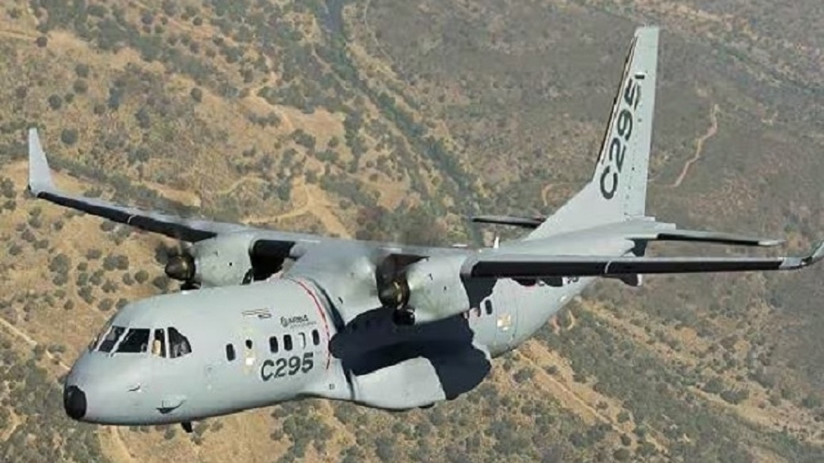 Drone Power Show: रक्षा मंत्री राजनाथ सिंह ने स्वास्तिक बनाकर सी-295 विमान को वायुसेना में किया शामिल, ड्रोन शो से चीन-पाक जैसे दुश्मनों को भारत की सीधी चेतावनी